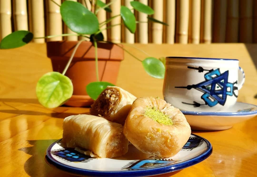 Baklavas sur assiette de céramique bleue